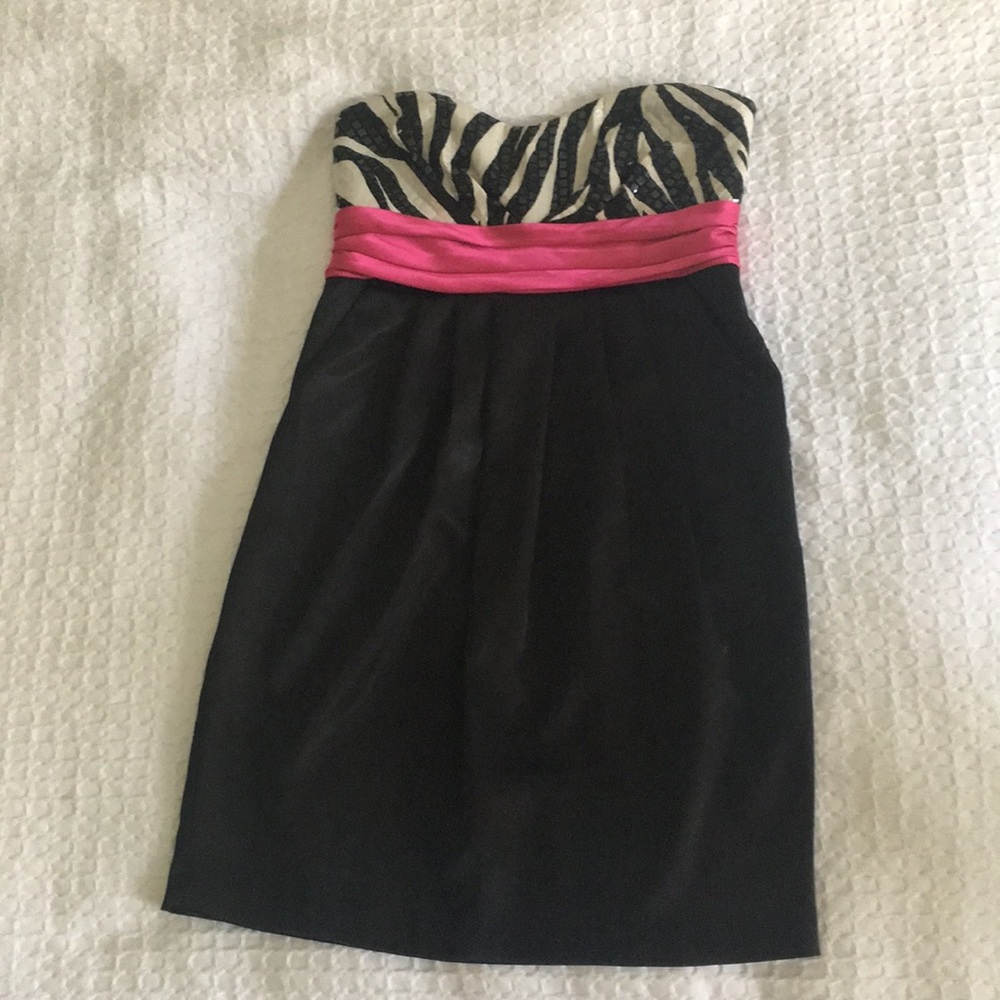 Black/white/and pink party dress with pockets!